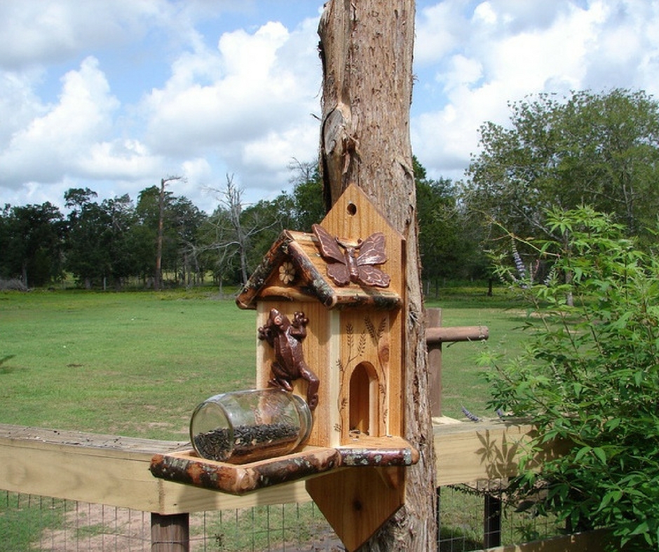 Krmítko pro veverky vyrobené ze dřeva