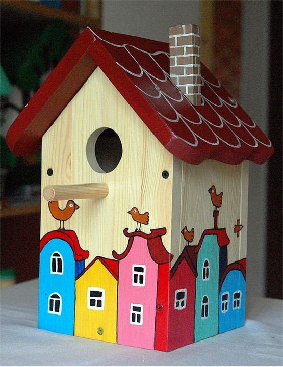 Ptačí budka vyrobená ze dřeva