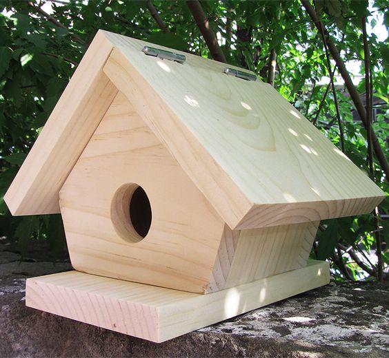 Ptačí budka vyrobená ze dřeva