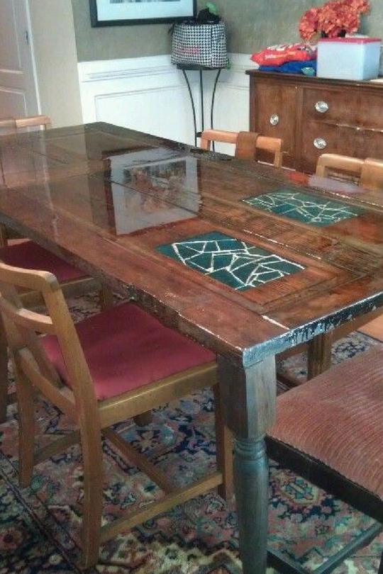 Stůl ze starých dveří