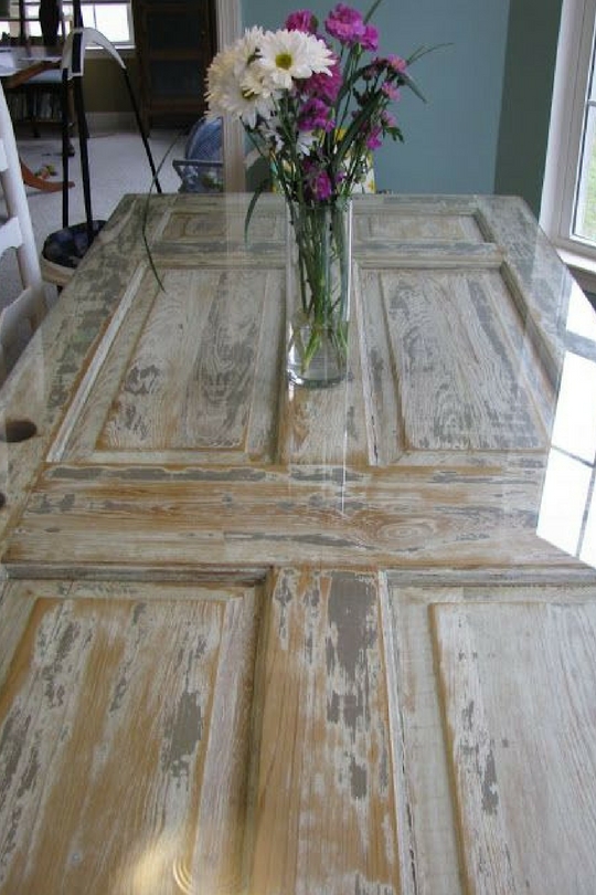 Stůl ze starých dveří