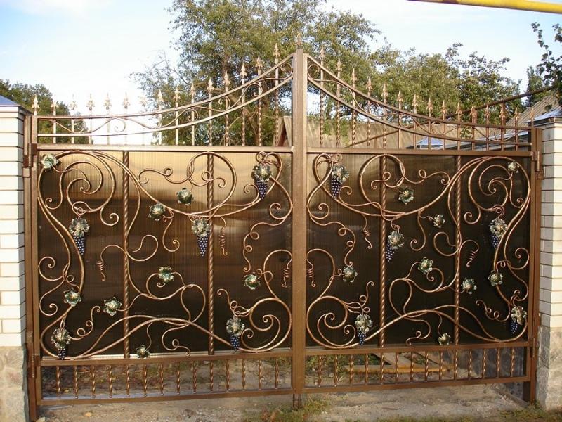 Kované brány ve venkovském domě