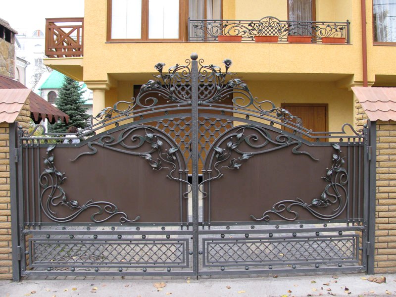 Kované brány ve venkovském domě
