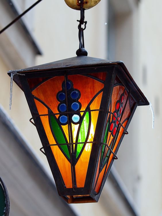 Pouliční osvětlení z barevného skla