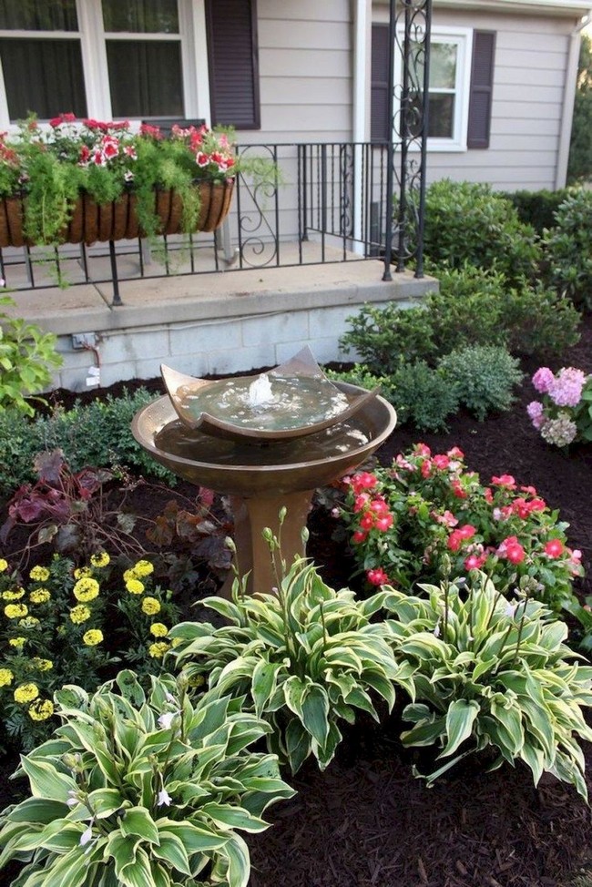 Conception de parterre de fleurs devant la maison