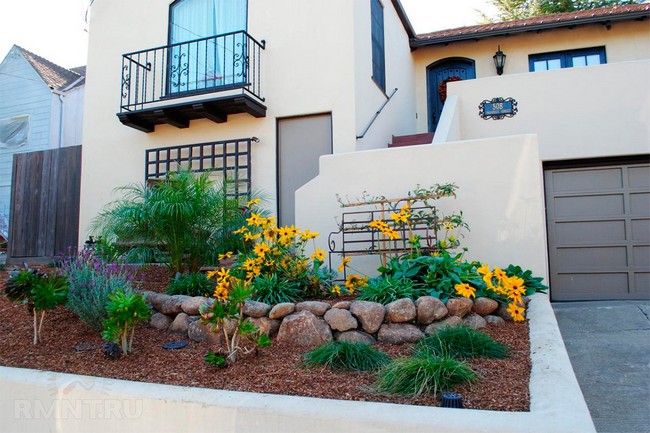 Flowerbed design in front of the house