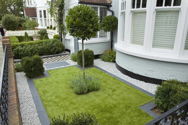 Flowerbed design in front of the house