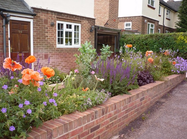 Conception de parterre de fleurs devant la maison