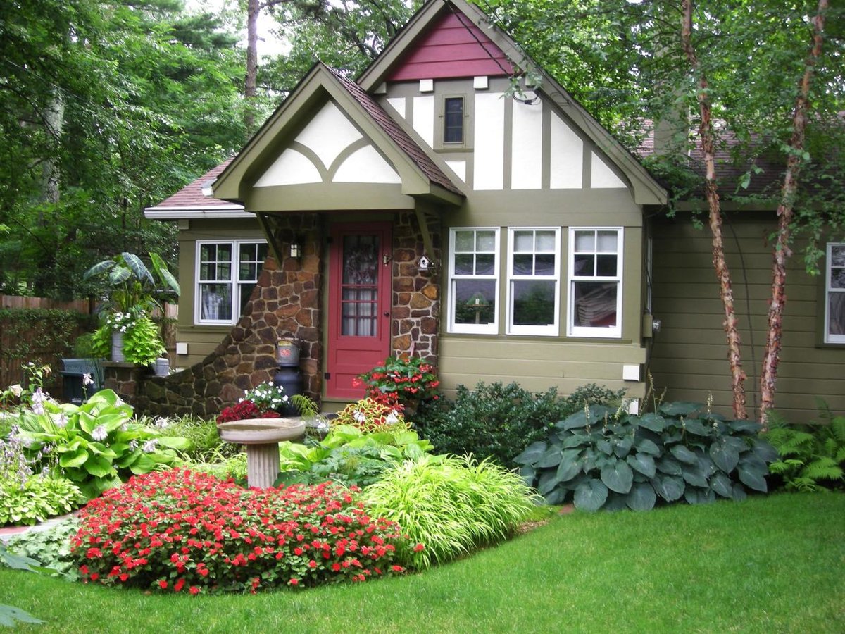 Flowerbed design in front of the house