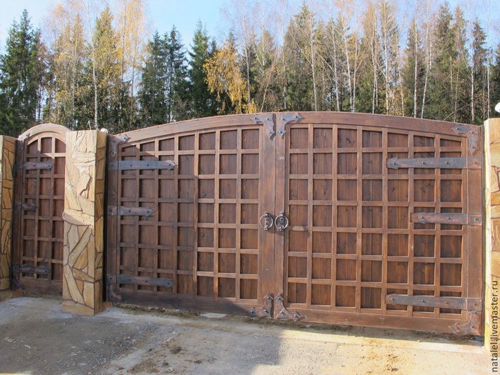 Dřevěná brána