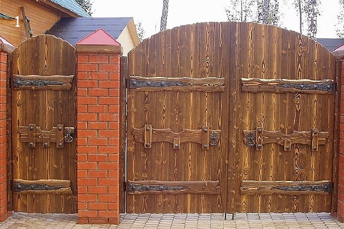 Dřevěná brána