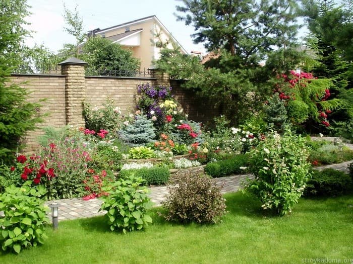 zahradní design v blízkosti domu